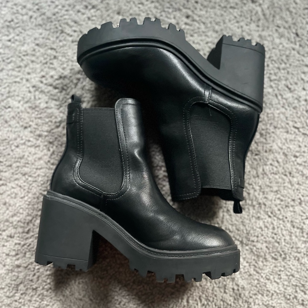 URBAN OUTFITTERS SIZE 10 lug sole boots